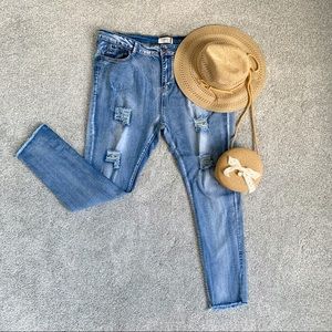 NWOT women’s distressed stretchy jeans